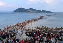 Lễ hội kì lạ ở Hàn Quốc – Lễ hội đi bộ qua biển Jindo