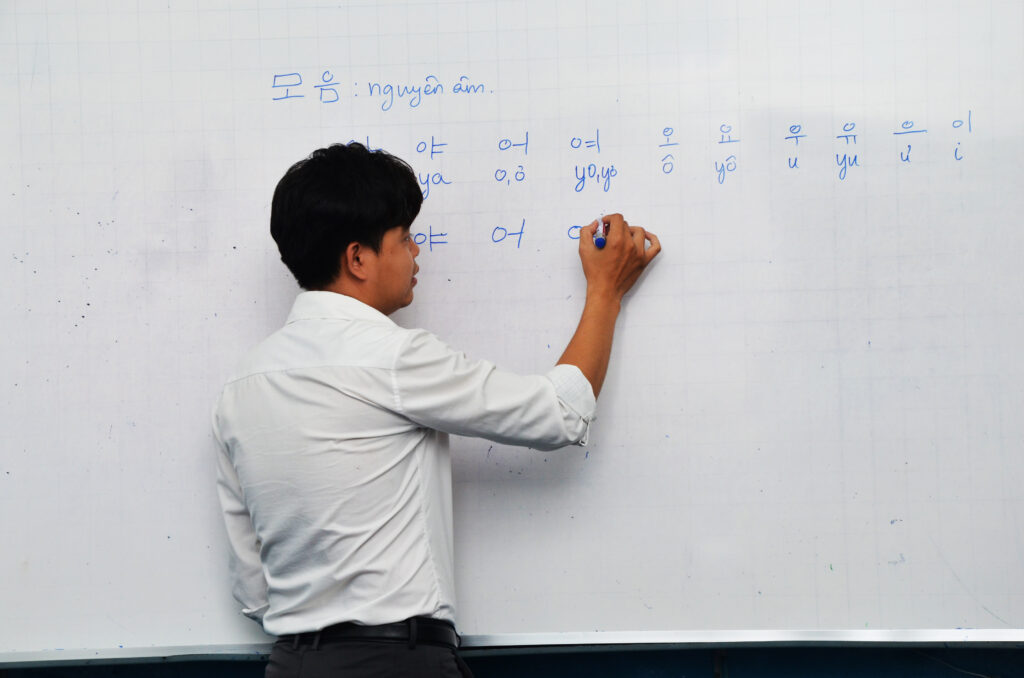 </p><div style="text-align: center;">Đặc điểm của các Khóa học luyện thi chứng chỉ xuất khẩu lao động EPS tại NewSky quận 12</div><p>