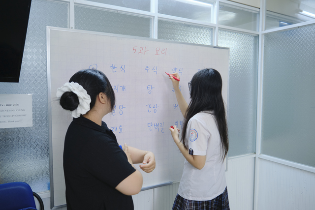 </p><div style="text-align: center;">Từ đệm và từ cảm thán trong tiếng Hàn: TOP 5 cách tăng độ tự nhiên khi giao tiếp </div><p>
